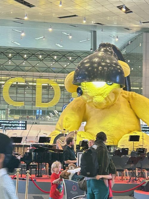 ドーハの空港で有名な黄色い大きな熊