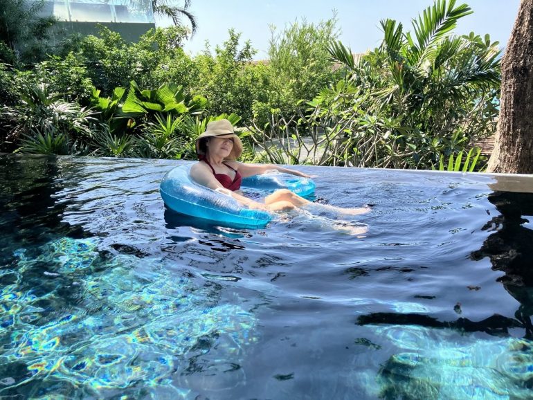 お部屋プール 60代は海に水着で行けないので本当、楽しかった!毎日、3回プールで泳いで、暖かい猫足のお風呂からシャワー♡