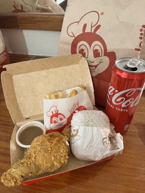 夜ご飯にジョリビーを食べました
