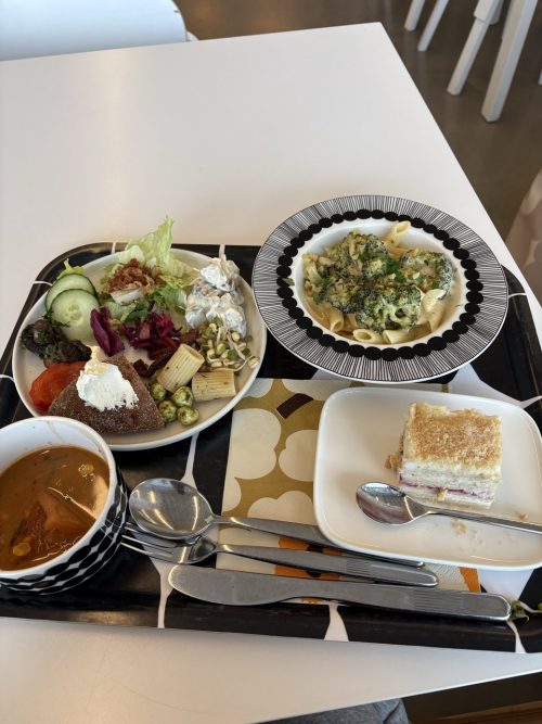 マリメッコ本社併設のカフェでランチ