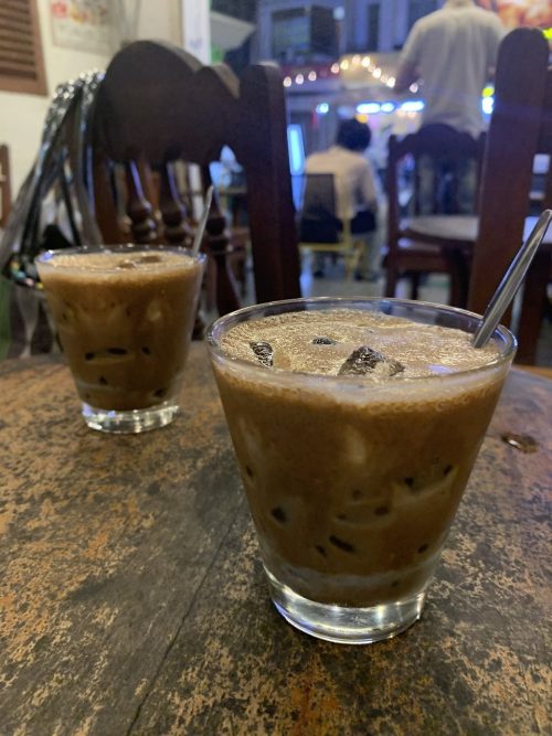 カフェでゆっくりと過ごし、旅の思い出を語り合いました