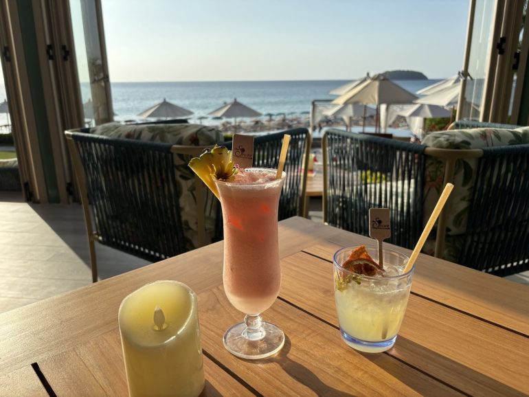ツアーに含まれてた、サンセットカクテル ビーチでサンセットを待ちながら、プーケット~ッツドリームとおすすめの写真 本当はもっと綺麗なカクテルでした。ネストバー最高です