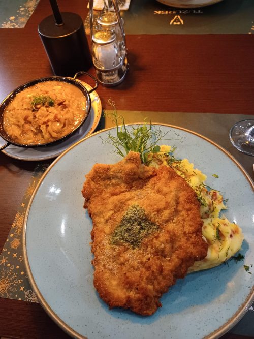 Restauracja Tużurekのポークカツ＆ポテト、ザワークラフト＆ソーセージ炒め