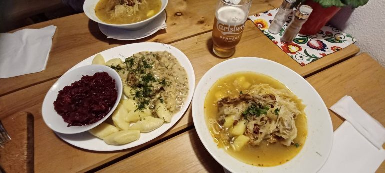 wiejskie jadlo ザワークラウトとスペアリブのスープ、豚肉煮込ニョッキ＆ビーツサラダ添え