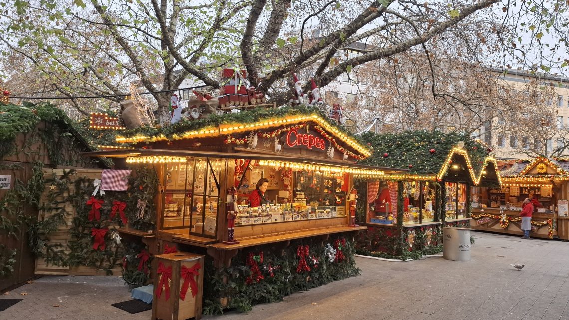 南西ドイツの旧市街のクリスマスマーケット