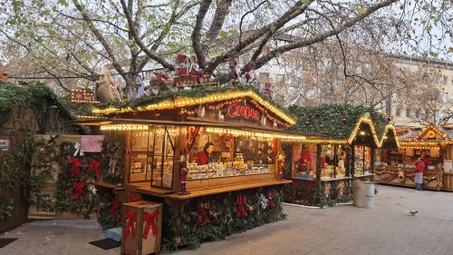 南西ドイツの旧市街のクリスマスマーケット