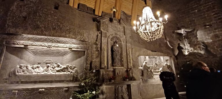 壁床だけでなく、シャンデリア、壁画、祭壇も塩でできています