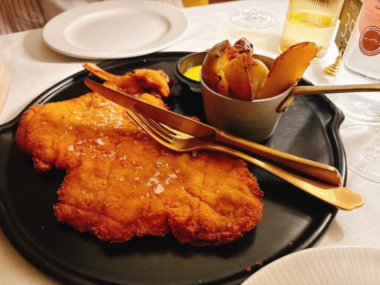ミラノ名物のミラノカツレツを食べました。素材良さを活かし、塩だけでいただきました！