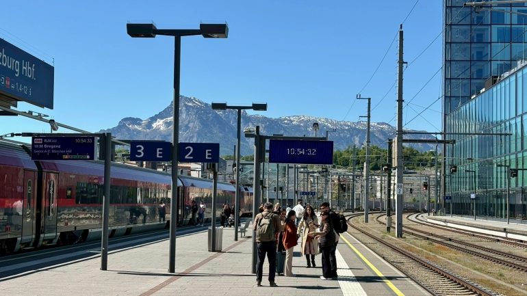 ザルツブルク中央駅に降り立ってすぐにこの素晴らしい光景を目の当たりにしました