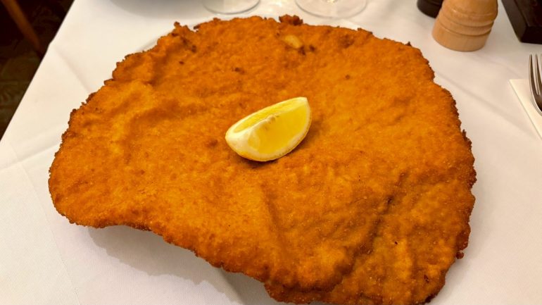 ウィーンで食べたシュニッツェルは、プレートに収まらないほどの大きさでとても美味しかったです！