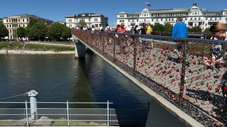 ザルツブルクのマカルト橋。たくさんの鍵があり、恋人の聖地として有名です。