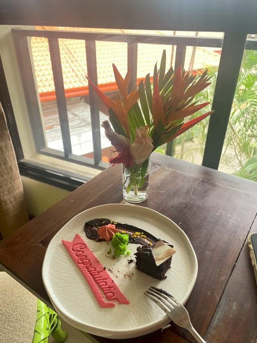 ホテルの方からお祝いのスイーツもいただきました！お花と一緒に♪
