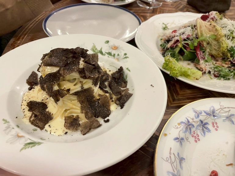 「オステリア パステッラ」チーズとトリュフのパスタと店員さんおすすめのサラダ