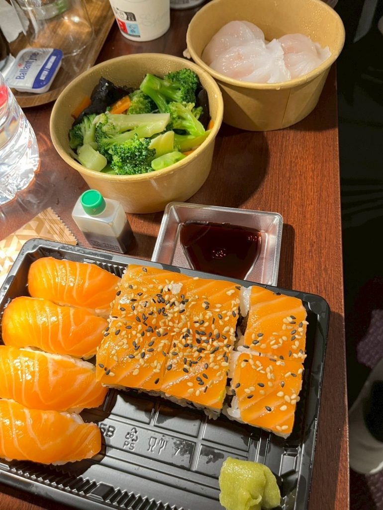 夕食はテイクアウトをしてホテルでゆっくり