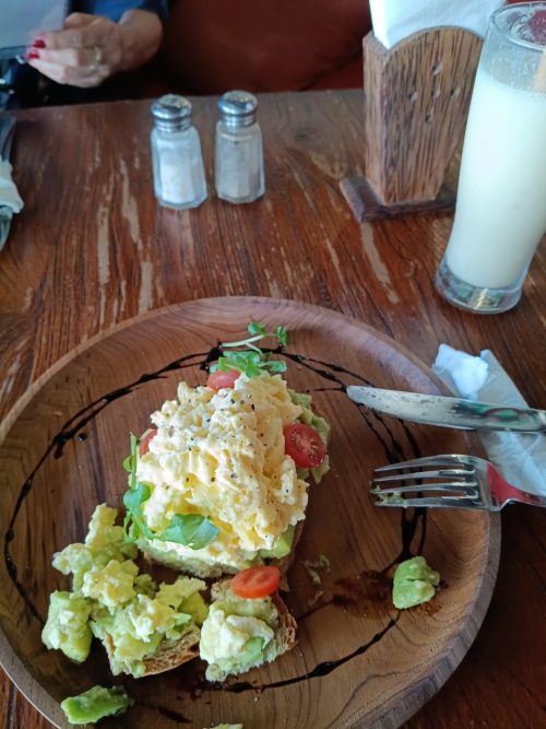「maha」卵とアボカドのパンランチ