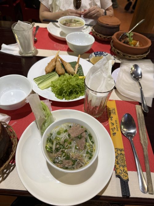 フエ伝統料理 ライスペーパーで肉や野菜を挟んで食べる！