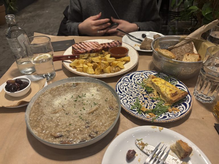 「死ぬまでに食べたい世界の名店31店」に選ばれたアマ・ラーヒでの食事