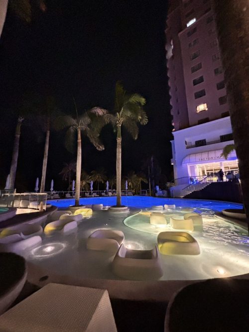 ホテルの夜のプール