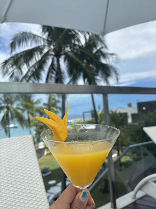 ホテルに戻ってお酒を飲みながらビーチとプール