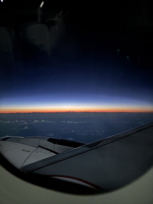 飛行機の中からみた朝日