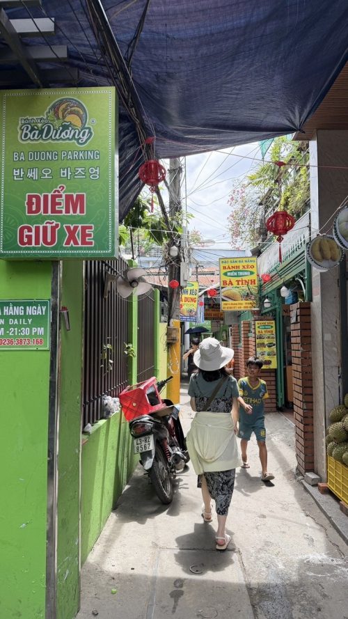 バインセオの人気店「バインセオ・バーユン」 (奥の黄色の看板)