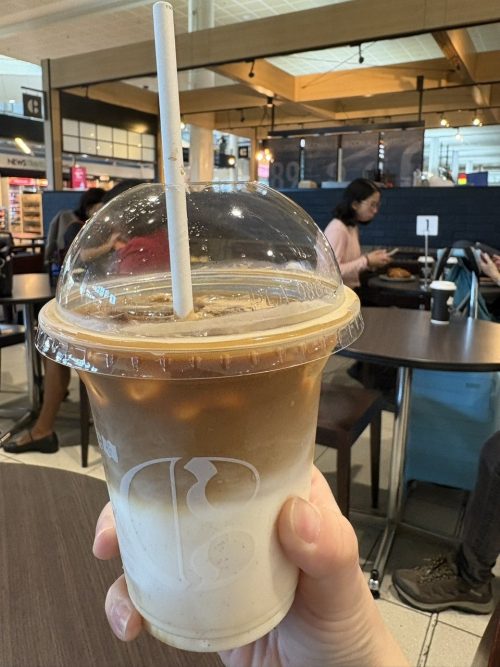 到着してすぐの空港内カフェで一息。市内にもあり、よく行く大好きなお店です