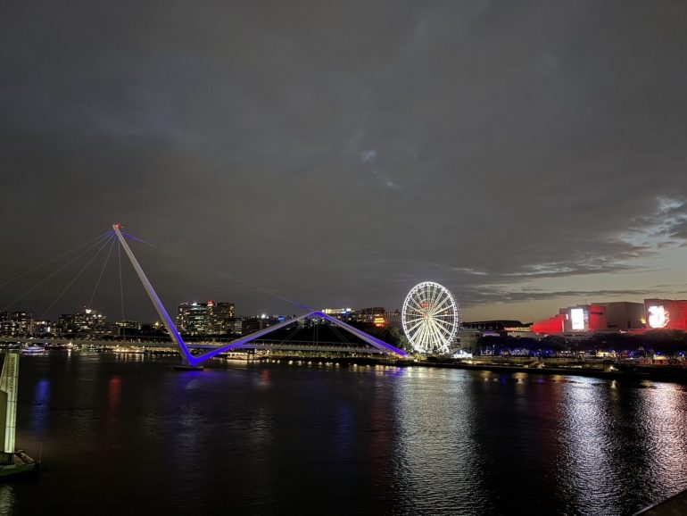 ブリスベンの夜景。以前は建設中だった橋が完成していて感動しました