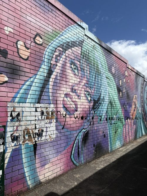バイロンベイの街中を散策し、ウォールアートを見つけました