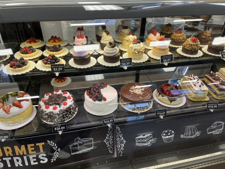 ポートランドのスーパーに並んだ色とりどりのケーキ