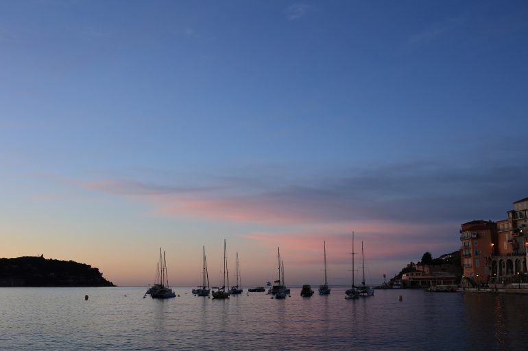 ヴィルフランシュ＝シュル＝メール（Villefranche-sur-Mer）  駅から徒歩数分で観れる景色です。