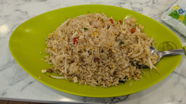 ホテル隣の屋台で朝食 シーフードチャーハン