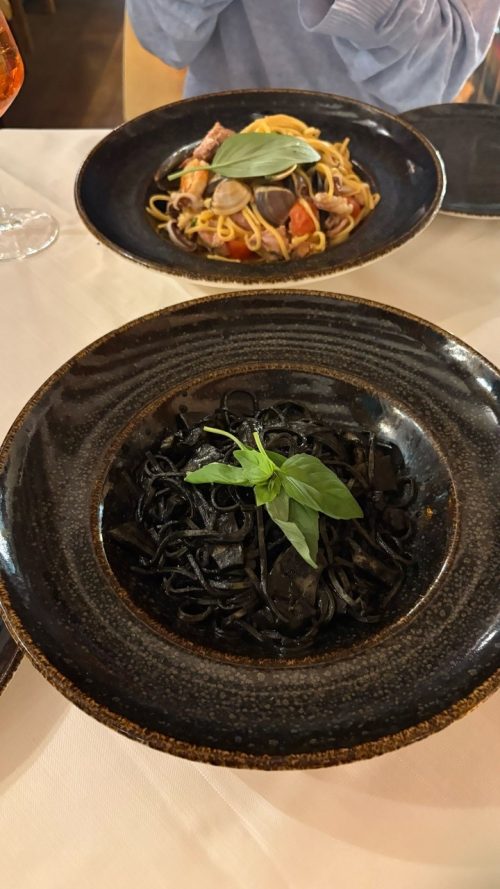 ベネチアの晩御飯はパスタに！シーフードパスタ、イカ墨パスタともに絶品で、誇張抜きに過去一美味しかったです！