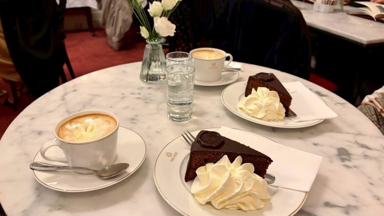 ウィーンのオペラ座の近くにあるカフェザッハーで、ここのお店が発祥とされるザッハトルテを堪能しました。
