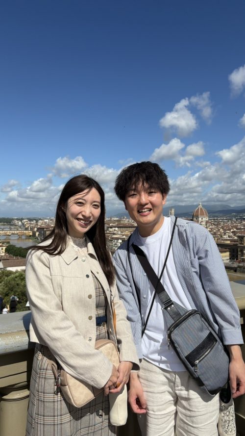 ミケランジェロ広場にてフィレンツェの街並みをバックにツーショットを撮りました！
