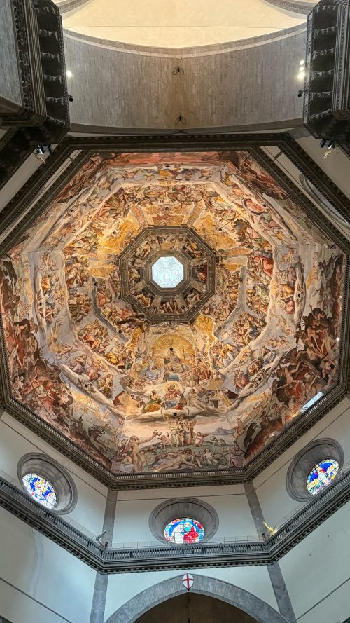 フィレンツェのドゥオーモには、天井にも絵画が描かれており、見所満点でした！