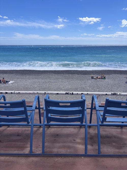 海辺の青いベンチでのんびり過ごしました