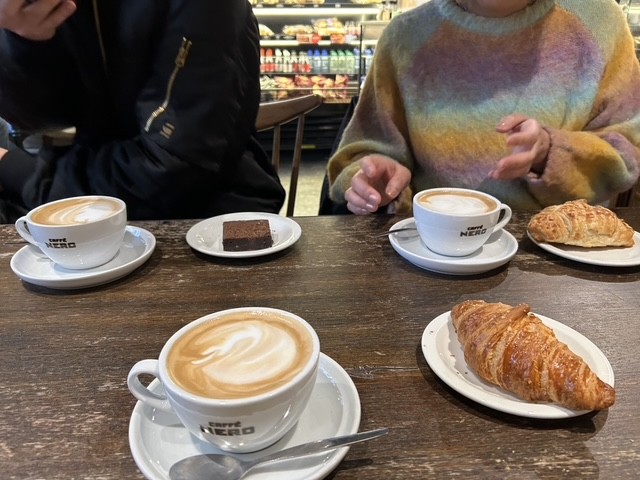 「caffe Nero」でクロワッサンとカプチーノをいただきました