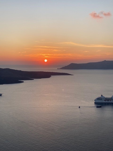 美しい夕日を見ながら夕食