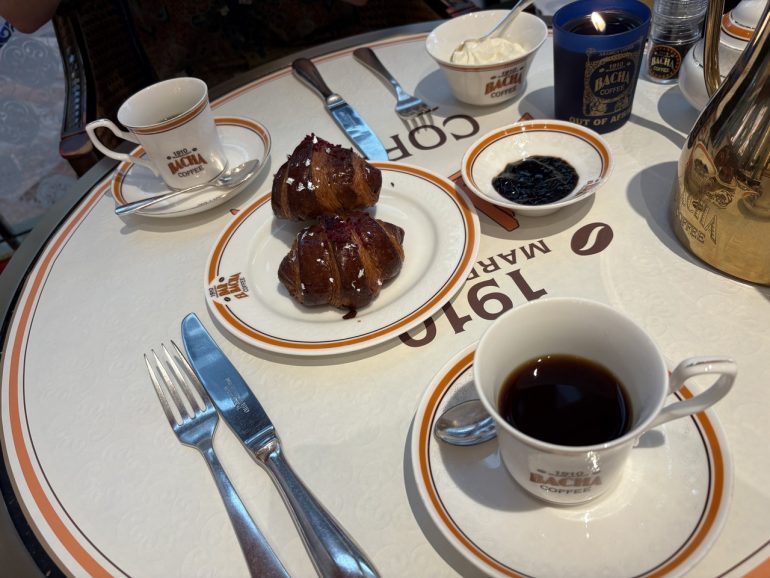 クロワッサンとともに美味しいコーヒータイム