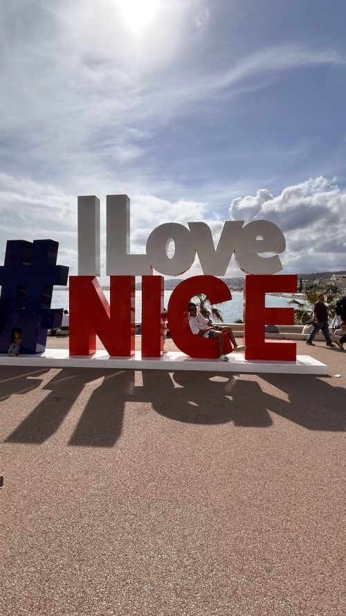 「#I LOVE NICE」のオブジェと記念撮影