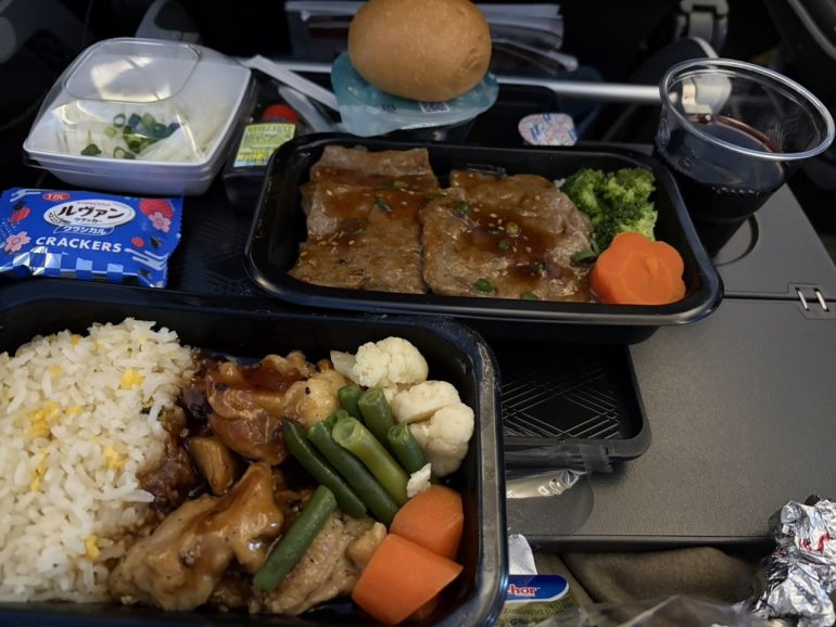 機内食。二人で半分ずつ食べました