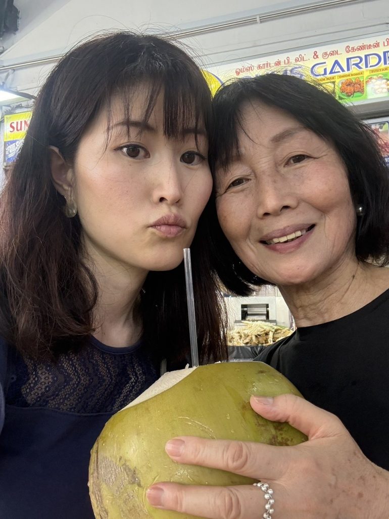 リトルインディア駅周辺の露店でココナッツジュース。温かったけど初体験で良い思い出