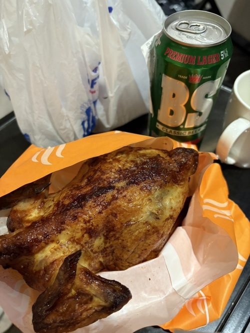 夜食にスーパーで購入したチキン 骨も柔らかくて美味しかったです
