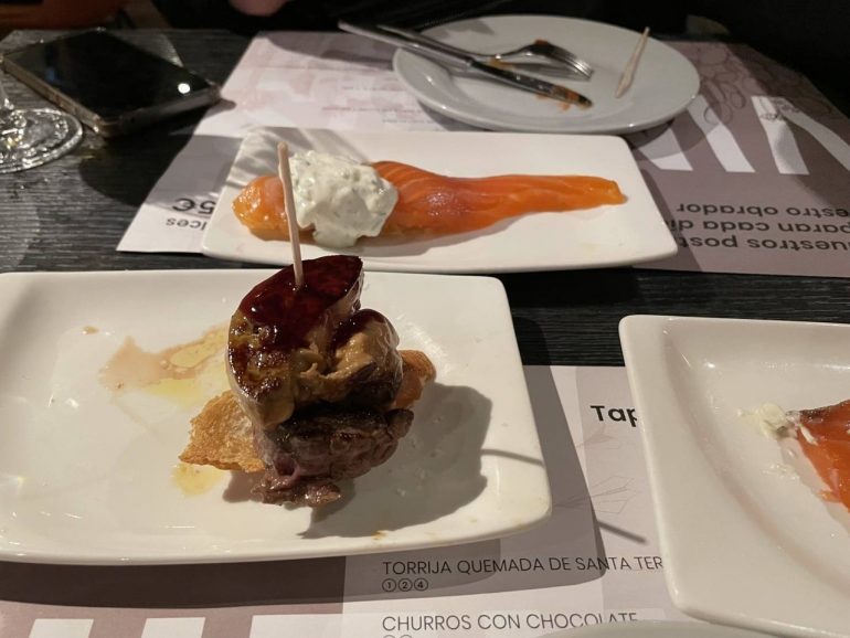 昼食はスペインの軽食として親しまれているピンチョスをいただきました