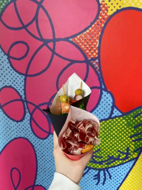 ボケリア市場で購入した生ハム、オリーブとタコの串