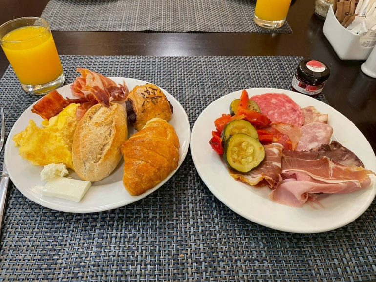 ウェディングフォトの間の小休憩でホテルの朝食をいただきました