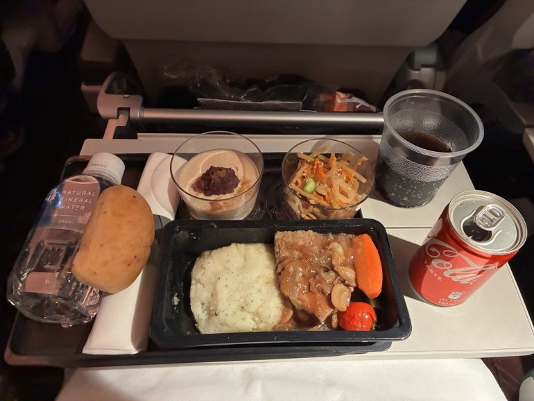 機内食 温かく美味しかったです