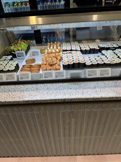 空港で売られているお寿司 なかなかいいお値段です