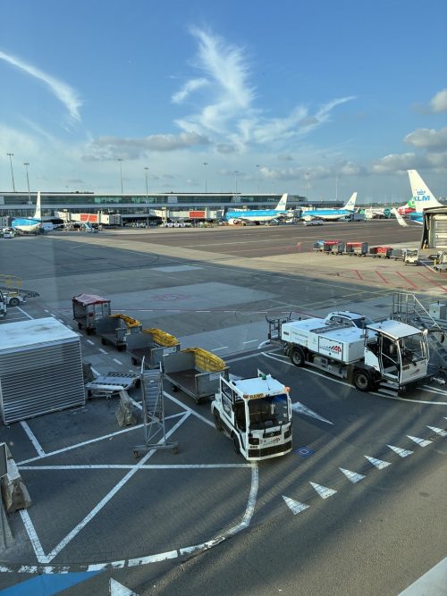 21時過ぎのアムステルダム・スキポール空港 まだこんなに明るかったです