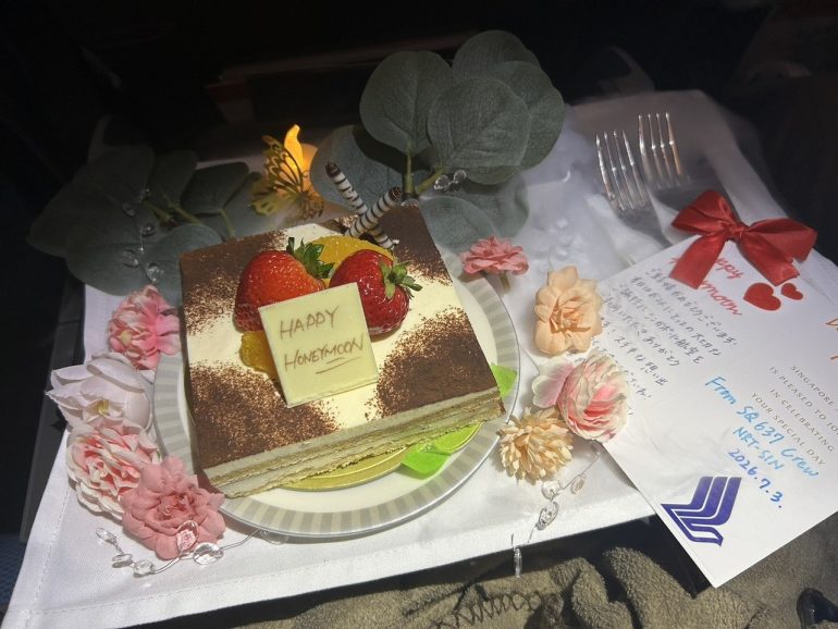 機内でいただいたサプライズケーキ